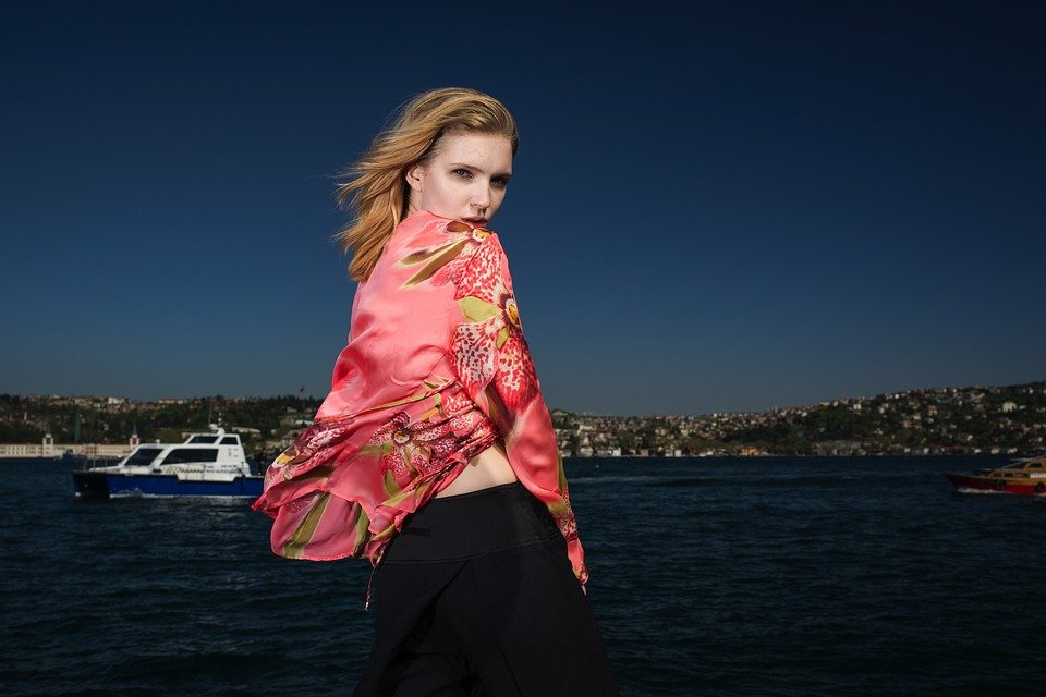 愛可以約束人,自卑來自于你的欲望。