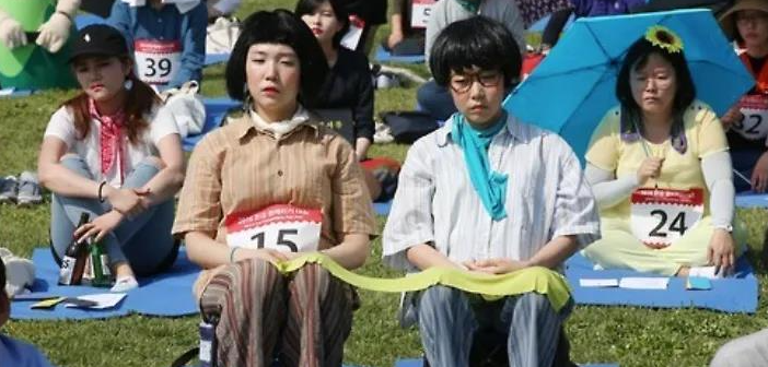 壓力山大，一群韓國人花錢去看云看樹，比賽發呆……