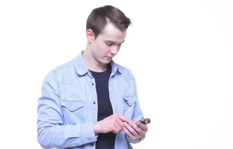 好的關(guān)系自帶邊界，別再去偷看另一半的手機(jī)了