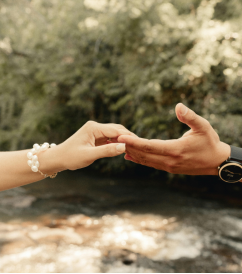 我期待愛，你卻提及金錢