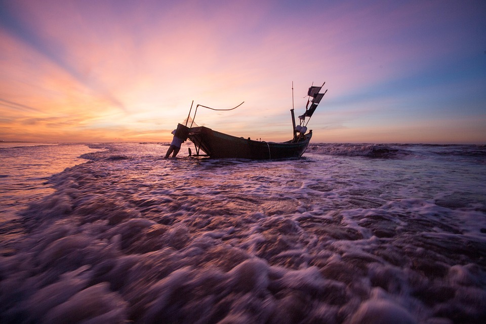 深愛你的人，談日常柴米煙火；淺愛你的人，說風月良辰美景